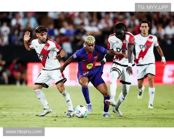 巴萨新星库巴西恋情曝光！携红发女友甜蜜度假机场秀恩爱